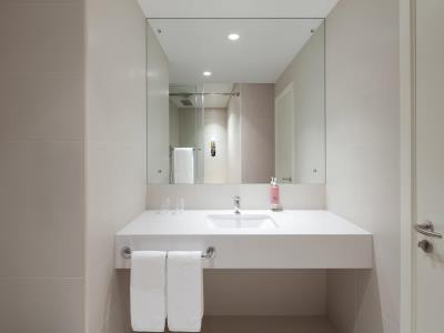 bathroom - hotel rove downtown - dubai, united arab emirates
