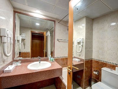 bathroom - hotel golden tulip deira - dubai, united arab emirates