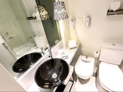 bathroom 1 - hotel esplendor plaza francia - buenos aires, argentina