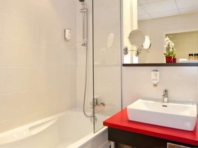 bathroom - hotel best western plus plaza hotel graz - graz, austria
