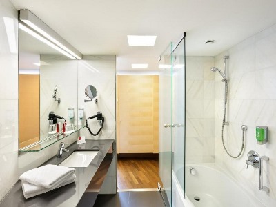 bathroom - hotel austria trend congress innsbruck - innsbruck, austria