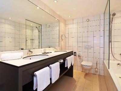 bathroom - hotel hilton garden inn innsbruck tivoli - innsbruck, austria