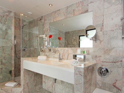 bathroom - hotel arcotel nike - linz, austria