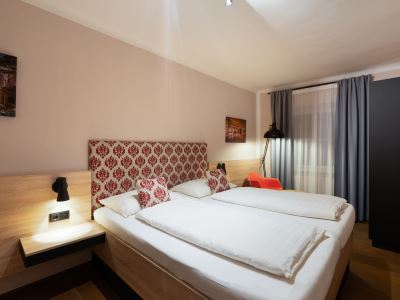 bedroom - hotel altstadthotel kasererbraeu - salzburg, austria