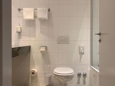bathroom - hotel holiday inn salzburg city - salzburg, austria