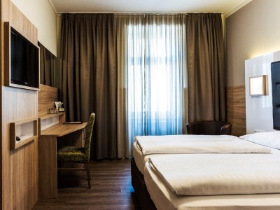 bedroom - hotel goldenes theater - salzburg, austria