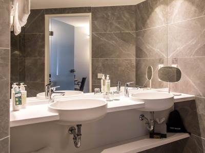 bathroom - hotel arcotel donauzentrum - vienna, austria
