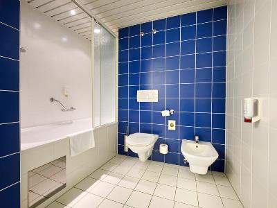 bathroom 1 - hotel hotel strudlhof vienna - vienna, austria