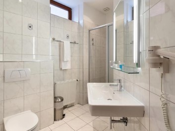 bathroom - hotel lucia (non refund) - vienna, austria
