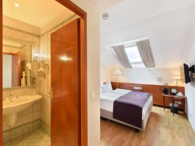 bedroom - hotel am schubertring - vienna, austria