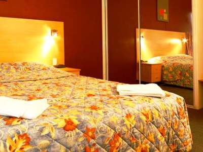 bedroom 1 - hotel ciloms airport lodge - melbourne, australia