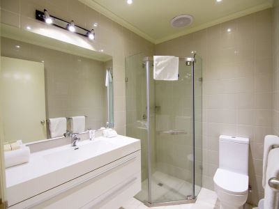 bathroom - hotel best western plus buckingham int'l - melbourne, australia