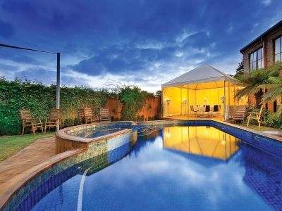 outdoor pool - hotel best western plus buckingham int'l - melbourne, australia