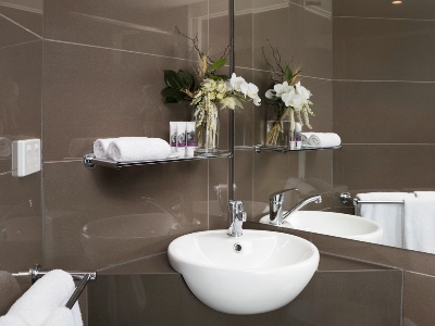 bathroom - hotel mercure welcome melbourne - melbourne, australia