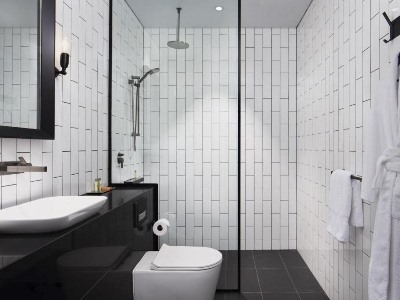 bathroom - hotel doubletree by hilton flinders street - melbourne, australia