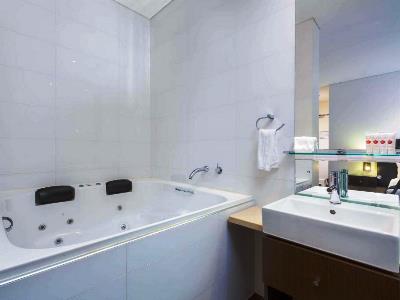 bathroom - hotel club wyndham perth, trademark collection - perth, australia