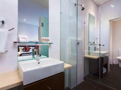 bathroom 1 - hotel club wyndham perth, trademark collection - perth, australia