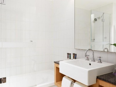 bathroom - hotel novotel perth langley - perth, australia