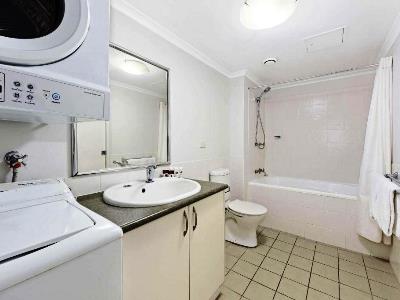 bathroom - hotel club wyndham flynns beach - port macquarie, australia