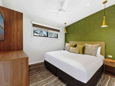 bedroom 1 - hotel club wyndham flynns beach - port macquarie, australia