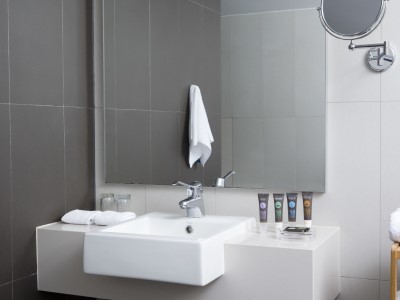 bathroom - hotel novotel newcastle beach - newcastle, australia