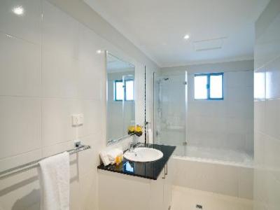 bathroom - hotel argus apartments - darwin, australia