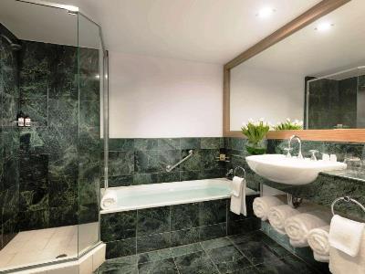 bathroom - hotel sofitel gold coast - broadbeach, australia