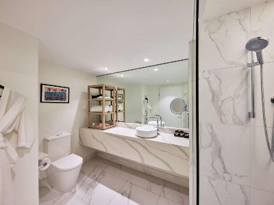 bathroom - hotel pullman cairns international - cairns, australia