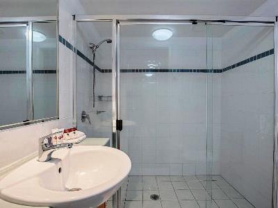 bathroom 1 - hotel club wyndham kirra beach, trademark coll - coolangatta, australia
