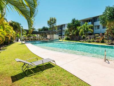 outdoor pool - hotel ramada encore whale cove hervey bay - hervey bay, australia