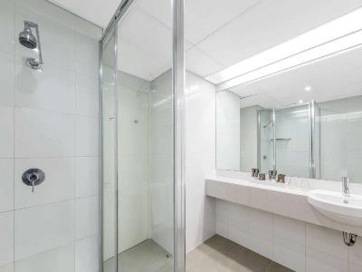 bathroom - hotel novotel sydney central - sydney, australia