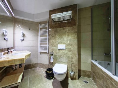 bathroom - hotel grand hotel neum - neum, bosnia and herzegovina