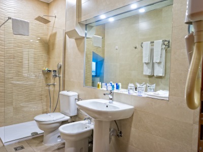 bathroom 1 - hotel radon plaza - sarajevo, bosnia and herzegovina