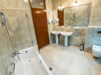 bathroom 2 - hotel radon plaza - sarajevo, bosnia and herzegovina