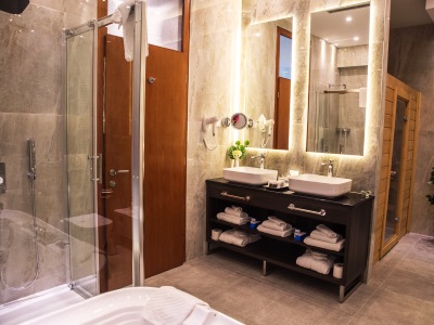 bathroom - hotel radon plaza - sarajevo, bosnia and herzegovina