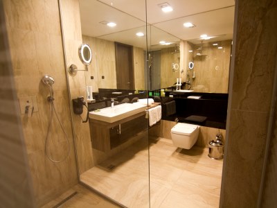 bathroom 1 - hotel hills sarajevo congress and termal spa - sarajevo, bosnia and herzegovina