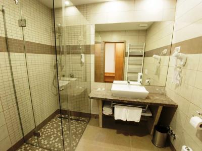 bathroom - hotel mostar - mostar, bosnia and herzegovina