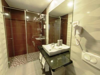 bathroom 3 - hotel mostar - mostar, bosnia and herzegovina
