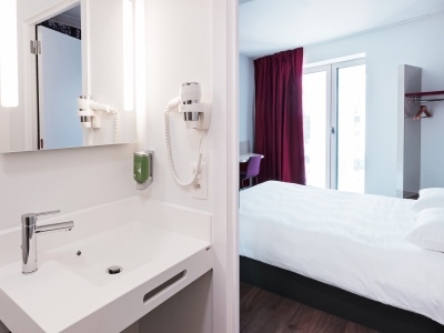bathroom - hotel b and b hotel antwerp zuid - antwerp, belgium