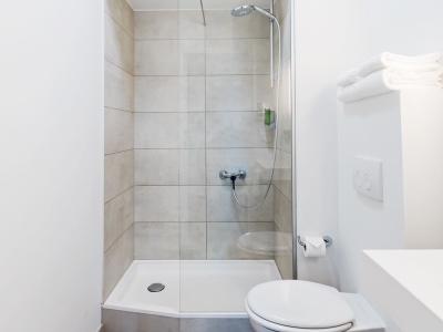 bathroom 1 - hotel b and b hotel antwerp zuid - antwerp, belgium