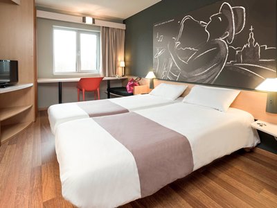 bedroom - hotel ibis dinant centre - dinant, belgium
