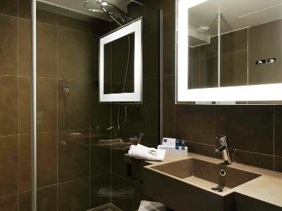 bathroom - hotel novotel leuven centrum - leuven, belgium