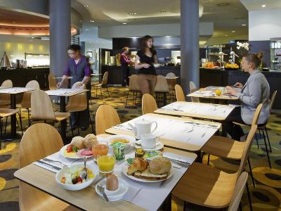 breakfast room - hotel novotel leuven centrum - leuven, belgium