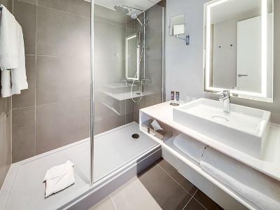 bathroom - hotel novotel ieper centrum flanders fields - ieper, belgium