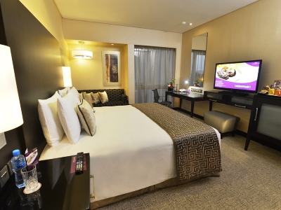 standard bedroom 1 - hotel crowne plaza manama - manama, bahrain