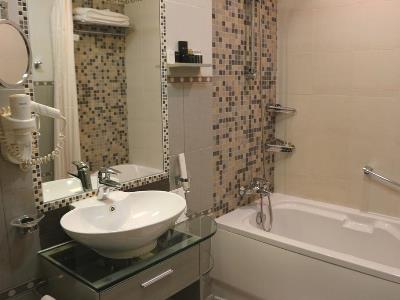 bathroom - hotel elite crystal - manama, bahrain