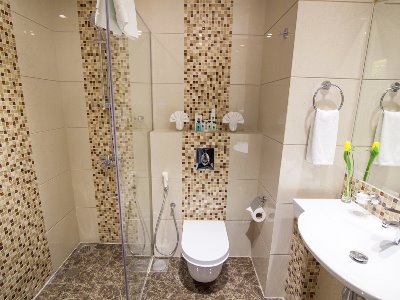 bathroom - hotel atiram premier - manama, bahrain