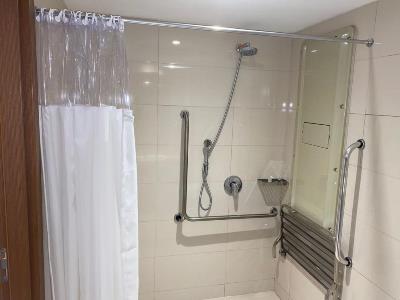 bathroom - hotel ramada by wyndham brasilia alvorada - brasilia, brazil