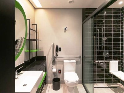 bathroom - hotel tru by hilton criciuma - criciuma, brazil