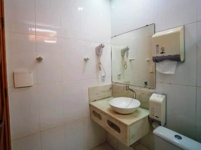 bathroom - hotel ramada by wyndham porto seguro praia - porto seguro, brazil